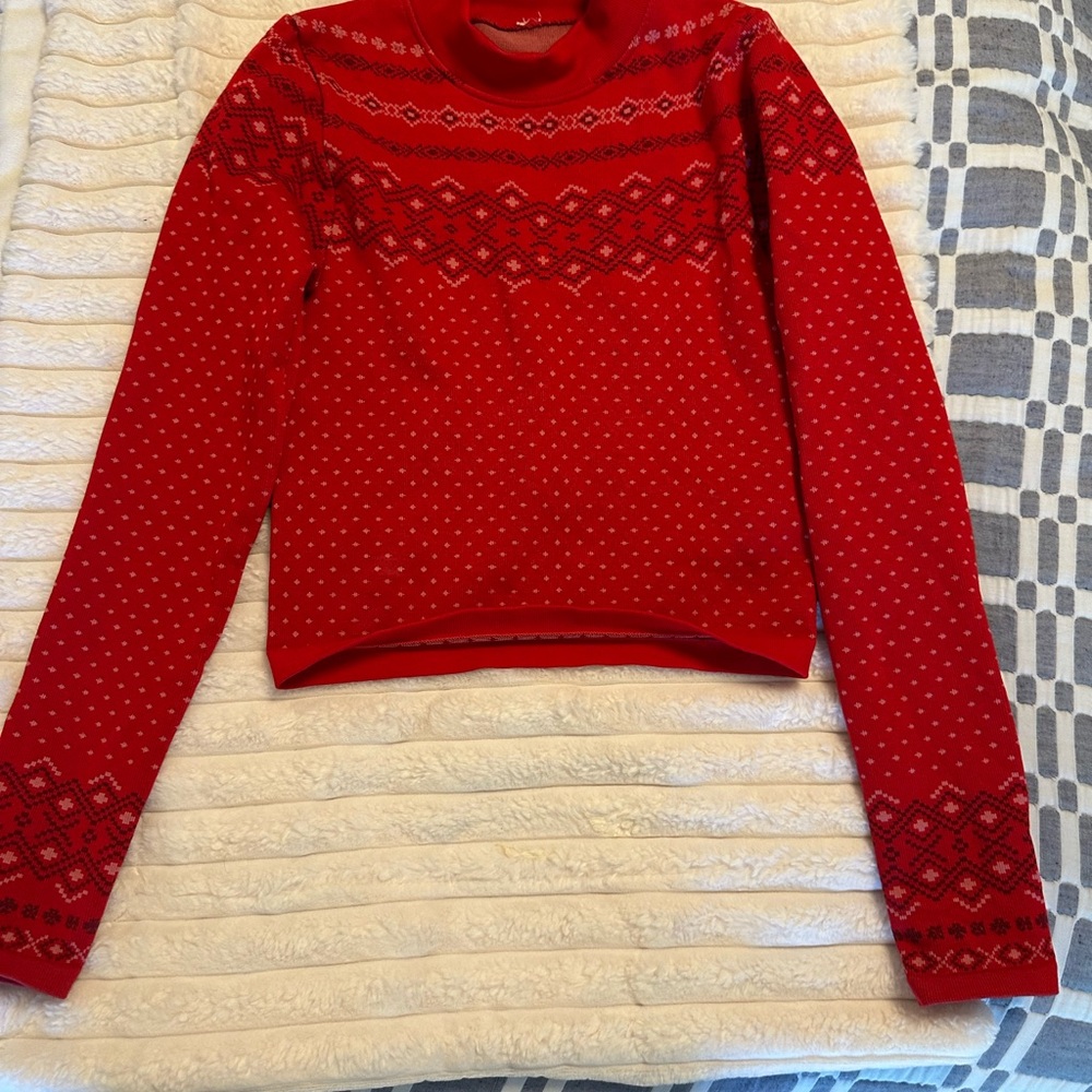 Fabletics Red Holiday Patterned Crop Top - Picture 4 of 5